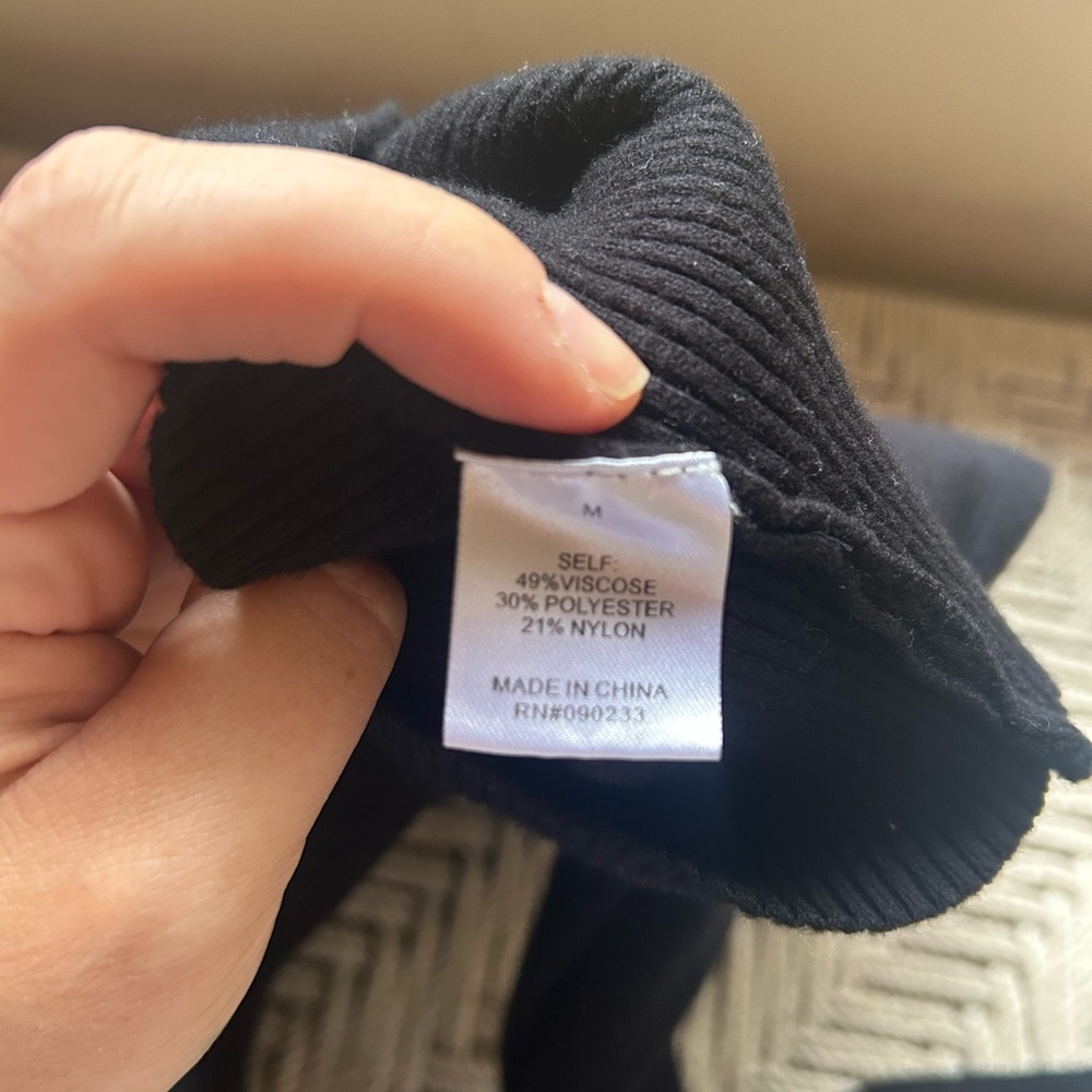 Kendall & Kylie Cropped Ribbed Sweater with Front Cut Out Detail Size Medium - Picture 6 of 8